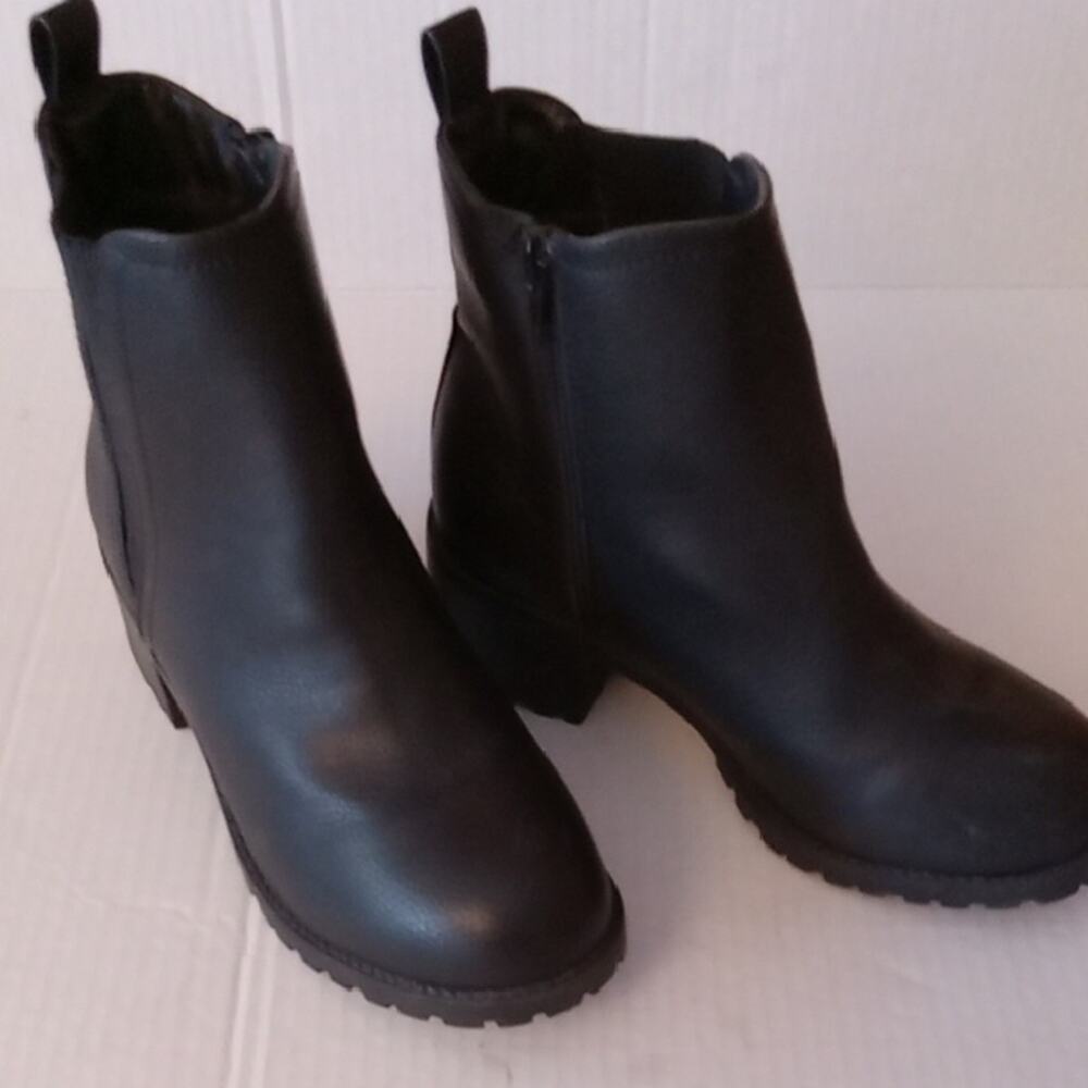 Mia Girls Size 4 Sleek Black Ankle Boots. In Style